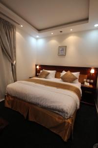 Een bed of bedden in een kamer bij Al Adl Jewel Hotel