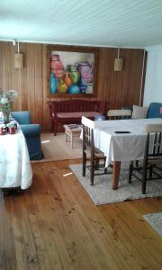 a dining room with a white table and chairs at Hostería Alemana in Villarrica