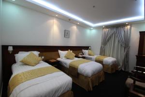Säng eller sängar i ett rum på Al Adl Jewel Hotel