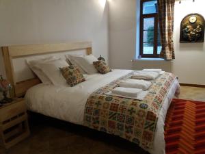 Boussières-en-Cambrésis的住宿－La Boussieroise，卧室配有一张带白色床单和枕头的大床。