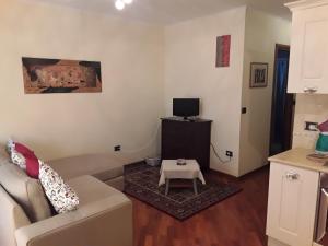 a living room with a couch and a table at Dentro le mura in Rieti