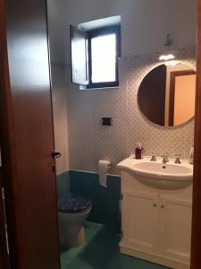 リエーティにあるDentro le muraのバスルーム(洗面台、トイレ、鏡付)