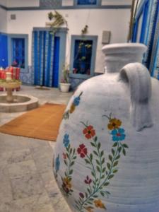 a vase with flowers painted on it in a room at Dar Baaziz in Sousse