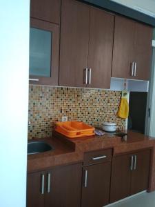 - une cuisine avec un évier et un comptoir dans l'établissement Villa Keluarga Batu, à Batu