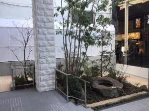 Vrt pred nastanitvijo Bande Hotel Osaka