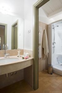 ein Badezimmer mit einem großen Waschbecken und einer Badewanne in der Unterkunft La Capanna di Castell'in Villa in Castelnuovo Berardenga