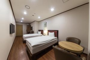 Säng eller sängar i ett rum på Youngbin Hotel