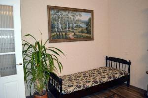 スタールイ・オスコルにあるApartments in Zhukova Microdistrictのベッドルーム1室(ベッド1台付)が備わります。壁には絵画が飾られています。