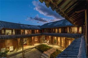 大理大理古城王家院的享有带楼梯的建筑的外部景色
