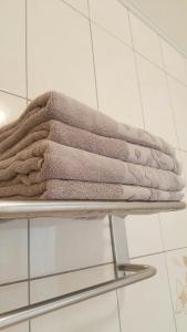 stos ręczników na wieszaku na ręczniki w łazience w obiekcie Hemingway w mieście Lü Dao