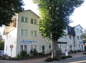 ヘリングスドルフにあるHaus Aquamarina - FeWo mit Balkonの看板が貼られた白い建物