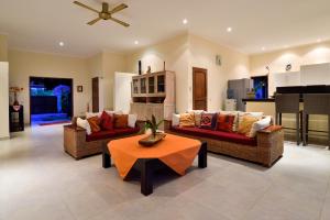 a living room with two couches and a table at Villa Saffraan in Banjar