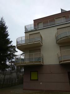 a building with balconies on the side of it at Sonatka w Apartamentowcu Sonata in Międzywodzie