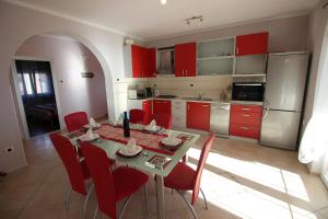 Kuchyň nebo kuchyňský kout v ubytování Apartments Vukic