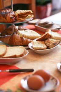 una mesa cubierta con platos de pan y bollería en Les Renaudines en Château-Renault