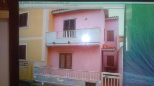 een computerscherm met een foto van een roze gebouw bij La stella rosa sul mare in Santa Teresa Gallura