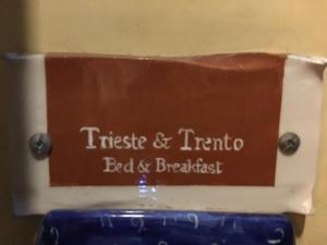 een bord met Triste en tantrische bed and breakfast bij B&B Trieste&Trento in Napels