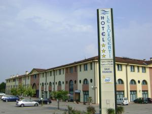 duży budynek z znakiem przed nim w obiekcie Hotel Le Sorgenti w mieście Bolzano Vicentino