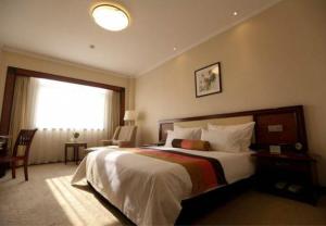 Habitación de hotel con cama grande y ventana en Ying Yuan Hotel, en Jiading