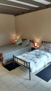 - une chambre avec 2 lits dans l'établissement Les Gites de Castera, à Aire-sur-lʼAdour