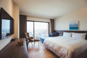 A bed or beds in a room at FangLiao Hotel Még 37 kép