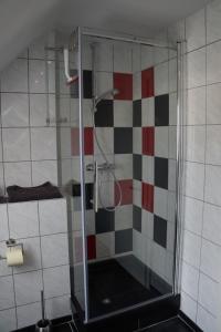 ヴィルヘルムスハーフェンにあるFerien mal andersのバスルーム(ガラスドア付きのシャワー付)