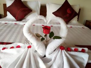 Een bed of bedden in een kamer bij Amaya Cottage Ubud by SHM
