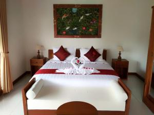 Een bed of bedden in een kamer bij Amaya Cottage Ubud by SHM