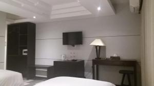 A bed or beds in a room at Anshel Hotel Seminyak