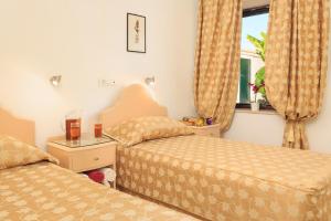 Postel nebo postele na pokoji v ubytování Villa Quietude - Exceptional Corfu Escape with Private Sunset Pool