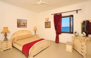 Postel nebo postele na pokoji v ubytování Villa Quietude - Exceptional Corfu Escape with Private Sunset Pool
