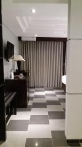 a room with a black and white checkered floor at Anshel Hotel Seminyak in Seminyak