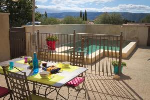 uma mesa com um prato de comida ao lado de uma piscina em Que Passion em Blauvac