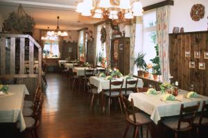 フラウエンヴァルトにあるHotel Drei Kronenのレストラン内のダイニングルーム(テーブル、椅子付)