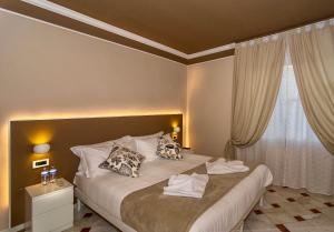 Kama o mga kama sa kuwarto sa Villa Martina Classic & Luxury Room