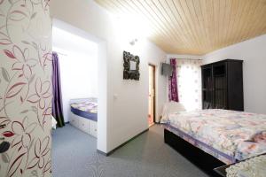 ein Schlafzimmer mit einem Bett und einer Wand in der Unterkunft Casa Dacilor Liberi in Ranca