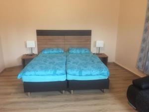 Postel nebo postele na pokoji v ubytování Jujhar's Gästehaus