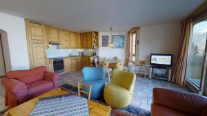 un soggiorno con due divani e una cucina di Pavrella a Celerina