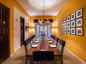 Zylan Colombo في كولومبو: غرفة طعام مع طاولة وكراسي طويلة