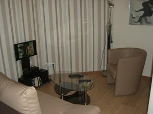 een woonkamer met een bank en een glazen tafel bij Villa Moeller in Treuenbrietzen