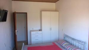 1 dormitorio con 1 cama, vestidor y armario en Apartamento Lastres 27 en Santa Clara del Mar