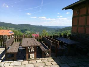 una mesa de picnic y bancos en un patio con vistas en Restaurant Pension-Anton, en Jáchymov