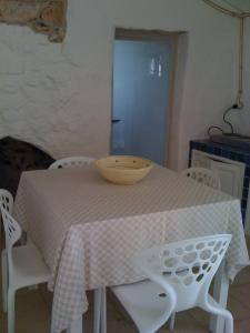 サルヴェにあるFeudo Frammasi Bracchioの白いテーブル