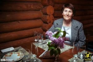 Eine Frau sitzt an einem Tisch in einem Restaurant in der Unterkunft HotelHola in Tschernihiw + 48 Fotos