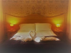 A bed or beds in a room at Dunamoy Cottages & Spa