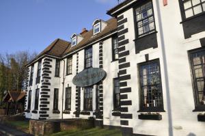 un edificio con un cartel en la parte delantera en The Roundabout Hotel, en Fareham