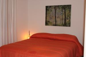カリーニにあるLeoneのベッドルーム1室(赤いベッド1台付)