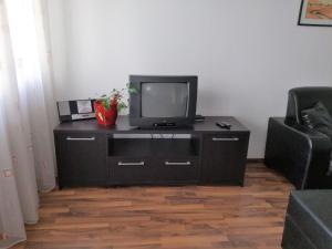 A television and/or entertainment centre at Apartment City-VIC