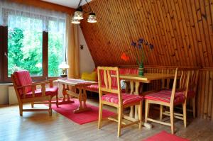 a dining room with a wooden table and chairs at Finnhütte von Mai bis September in Wittenbeck