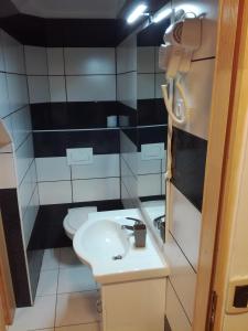 Vonios kambarys apgyvendinimo įstaigoje Guest House Kvartin